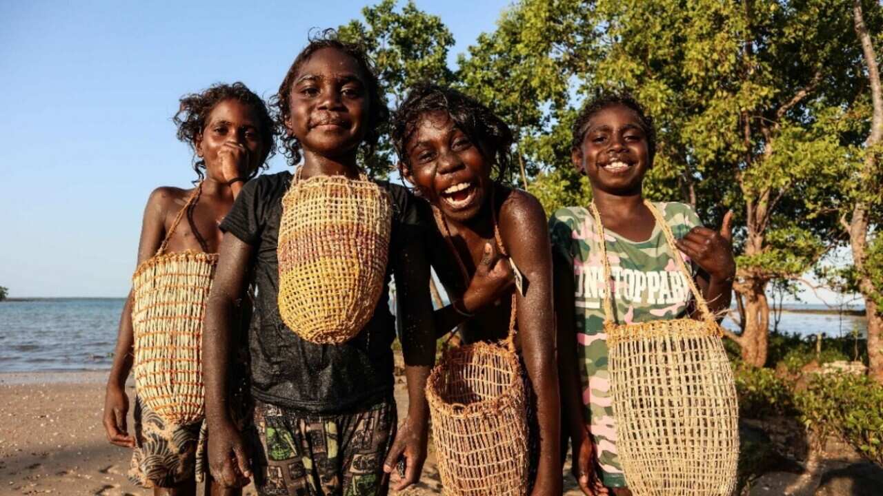 Djamarrkuli with dilly bags - Milingimbi 2021