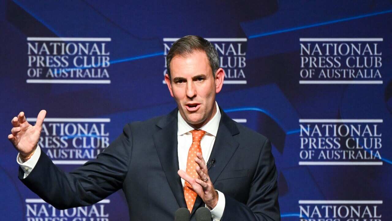 Il ministro del Tesoro Jim Chalmers durante il suo discoro al National Pres Club a Canberra.
