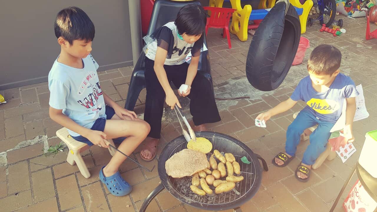 Buổi chiều lượm trứng và nướng đồ ăn của các con tôi