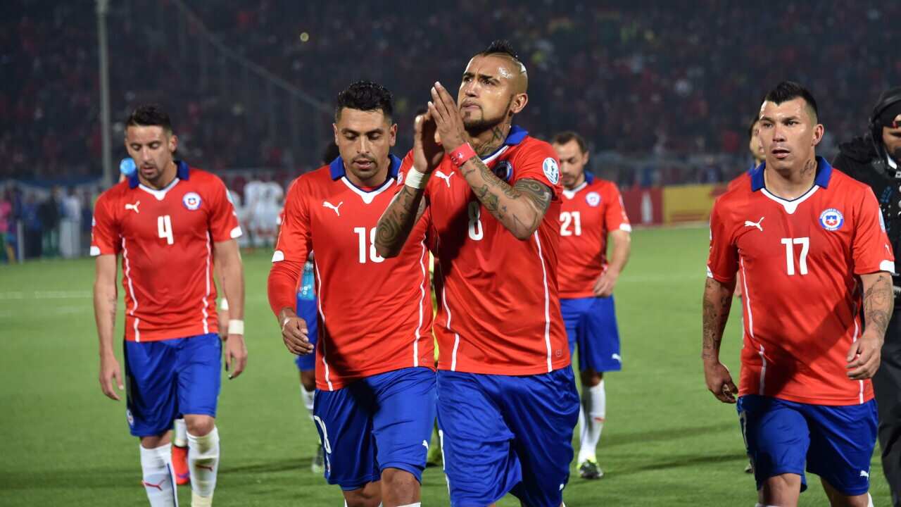 Chile's midfielder Arturo Vidal (C)