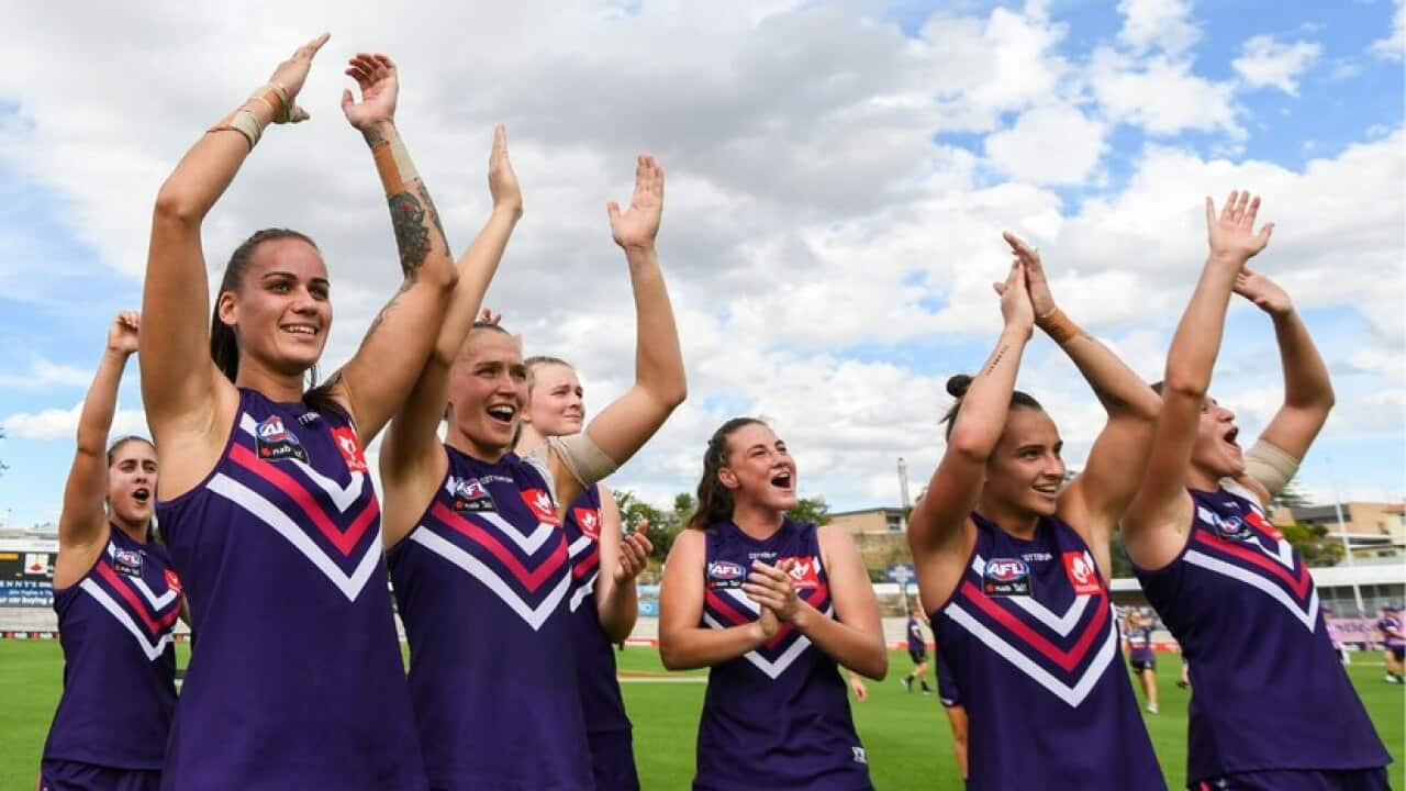 Le atlete della squadra di football femminile di Fremantle, imbattute nella stagione dell'AFLW