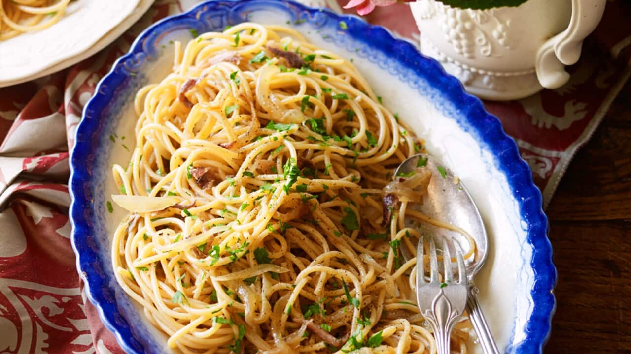 Wholewheat spaghetti in white wine and anchovy sauce (bigoli in salsa)
