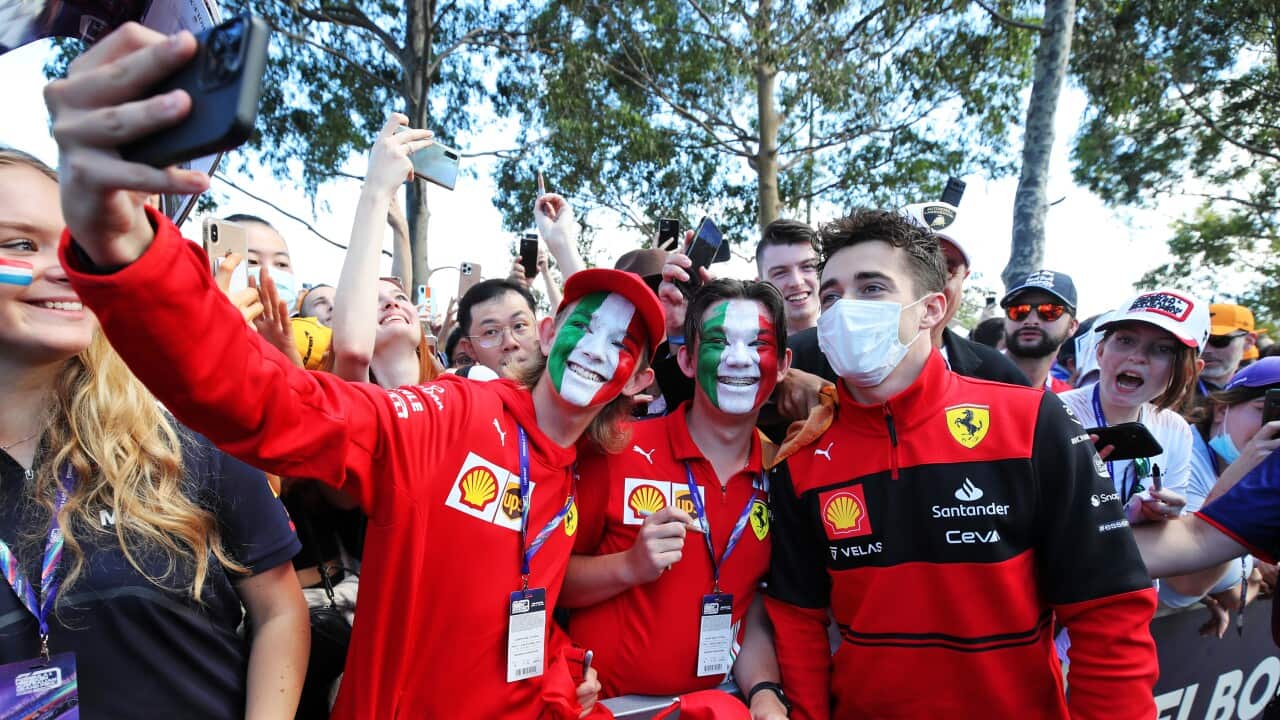 Charles Leclerc con alcuni tifosi Ferrari a Melbourne