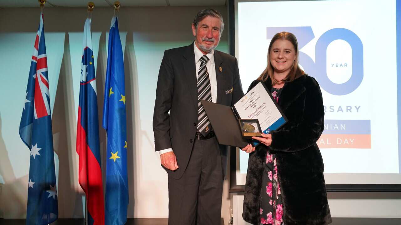 Predsednik uprave klubov Mounties Group John Dean je podelil priznanje Isabelli Fabjancic