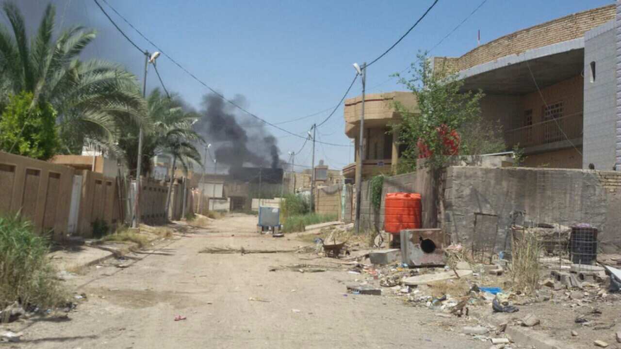 Khói bốc lên từ một khu ngoại ô của Fallujah, Iraq.