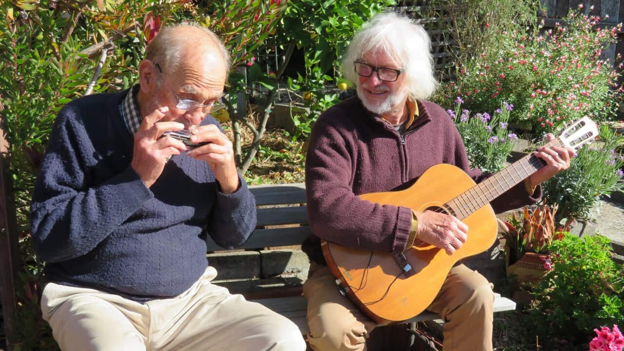 Kevin Hardy plays the harmonica and Ian Beecroft accompanies him on the guitar