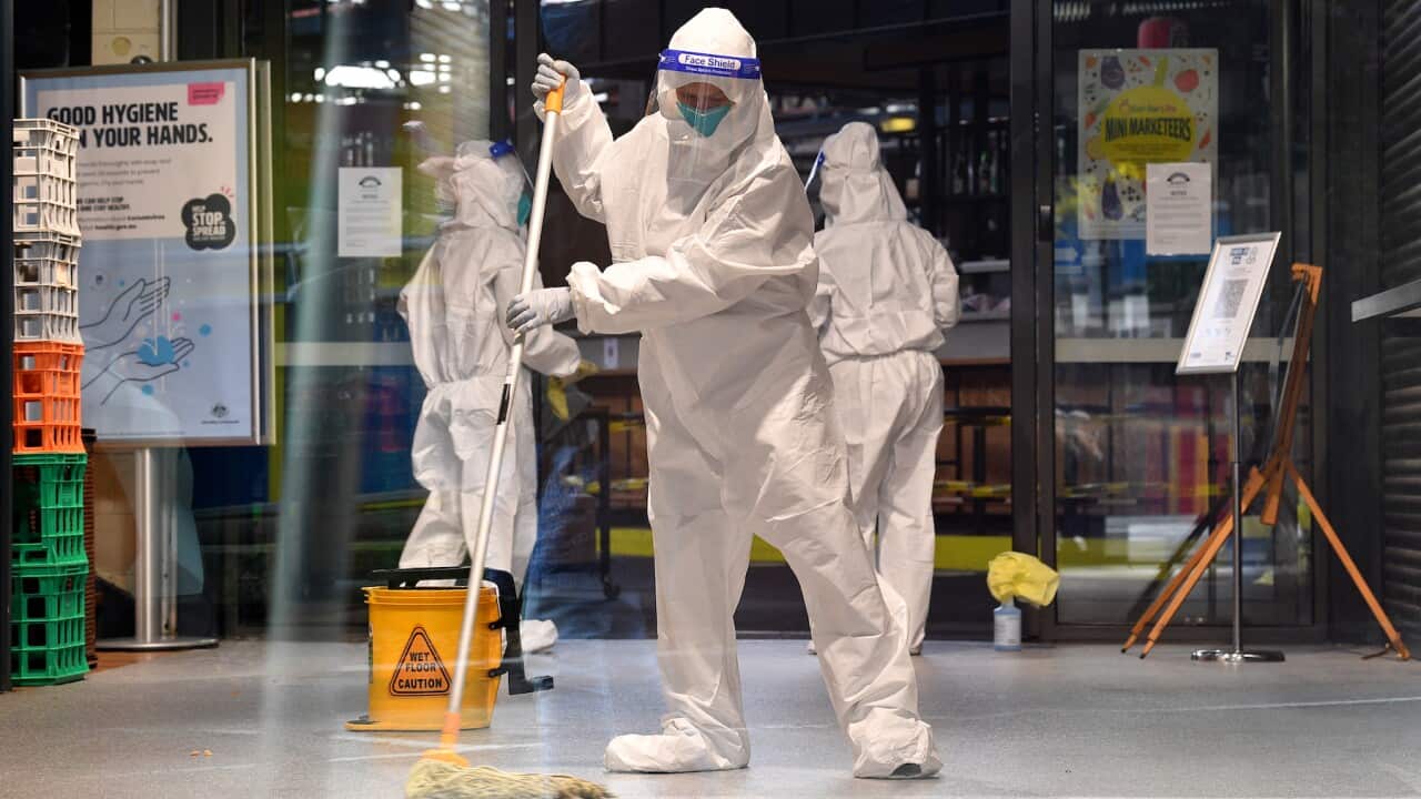 تمیزکاران در حال تمیز کردن پراهان مارکیت در ملبورن