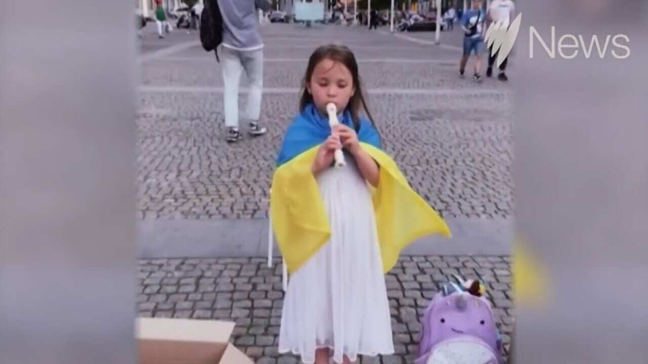 Six-year-old girl in Ukraine plays music to raise money for the military