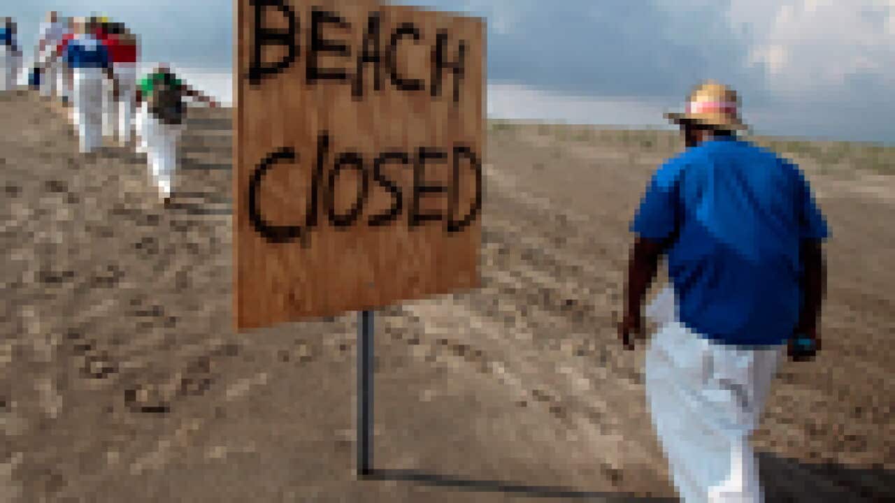 oil_spill_beach_s_closed_100601_ap_1033053091