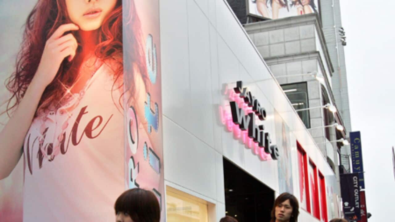 japan_billboard_L_100716_aap_538948132