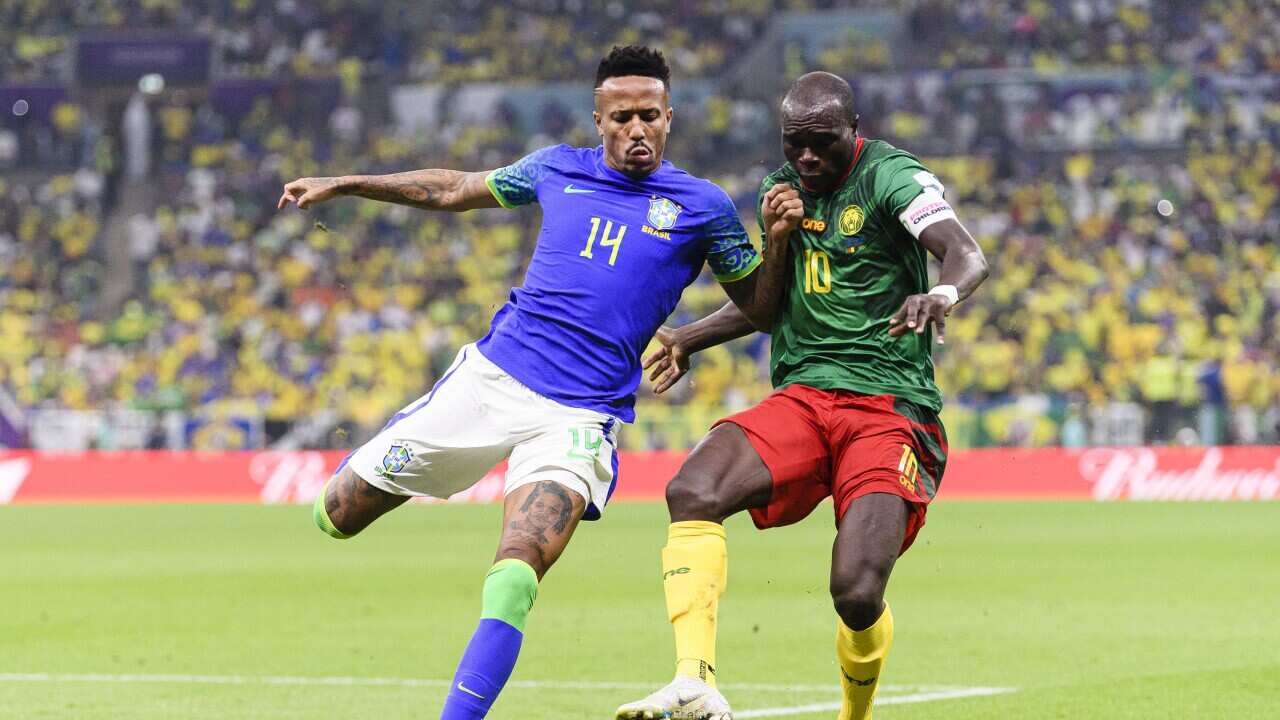 Eder Militao e o autor do gol histórico de Camarões, Vincent Aboubakar durante o jogo Estadio Nacional de Lusail in Lusail