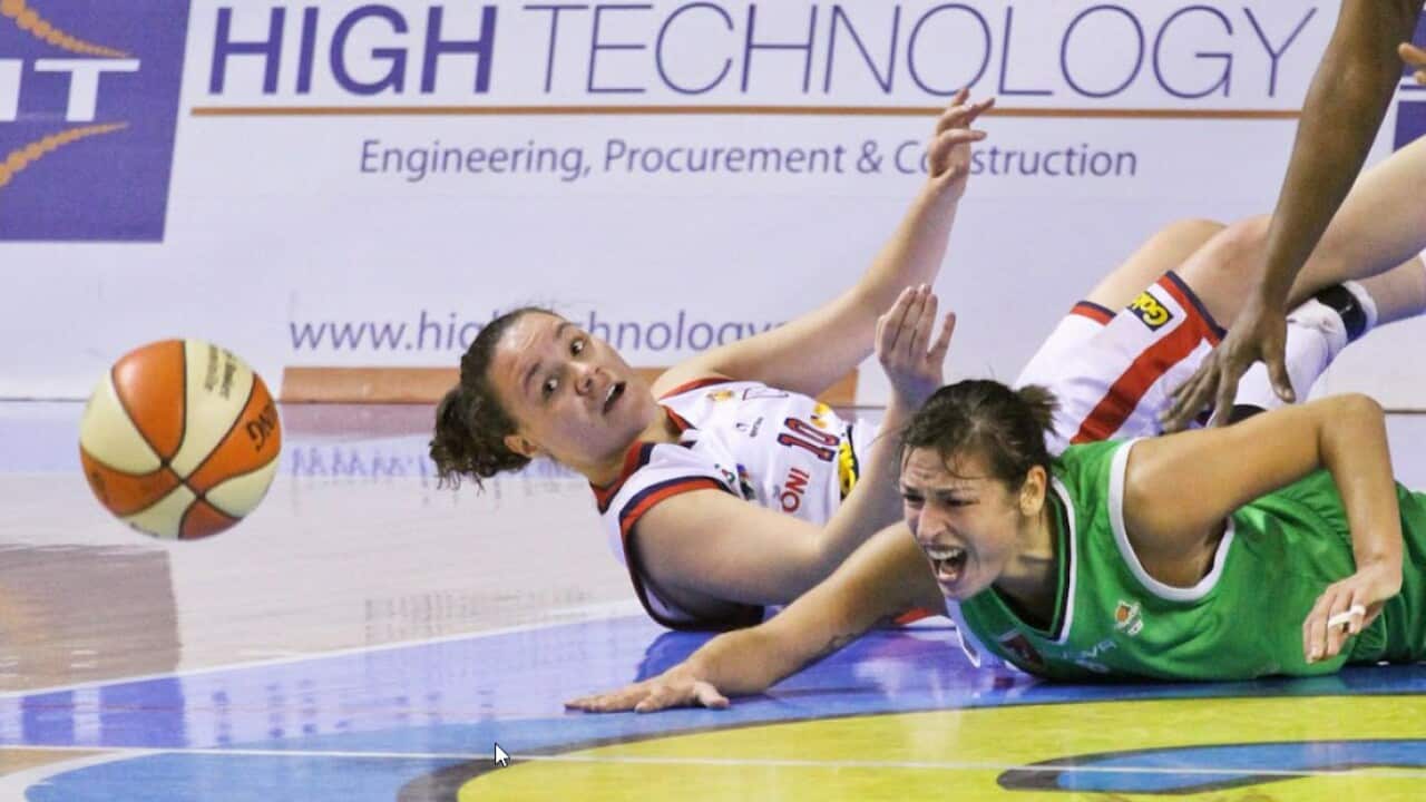 Valentina Donvito con la maglia di Priolo in tuffo per recuperare un pallone.