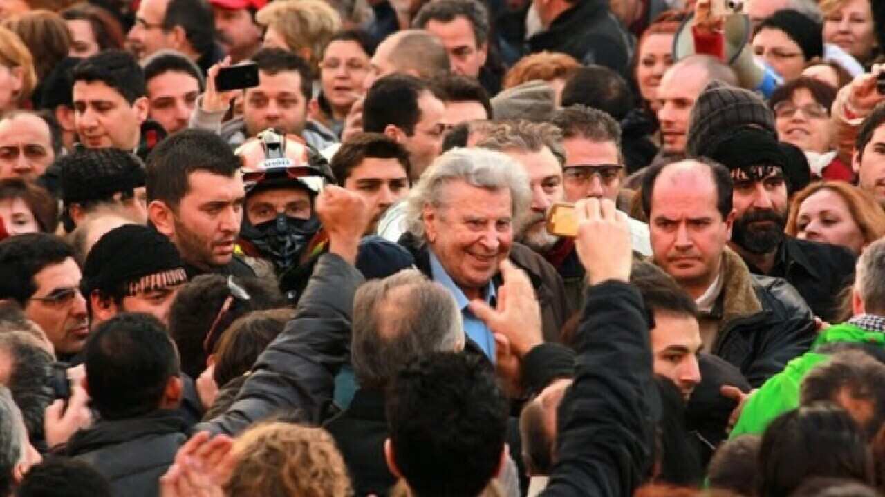 Καταχειροκροτούμενος στο Σύνταγμα ο Μίκης Θεοδωράκης