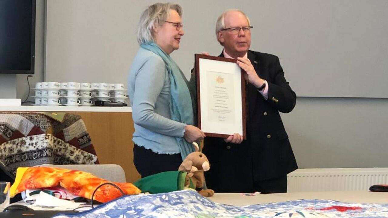 Jeltje van Essen met de Australische Ambassadeur