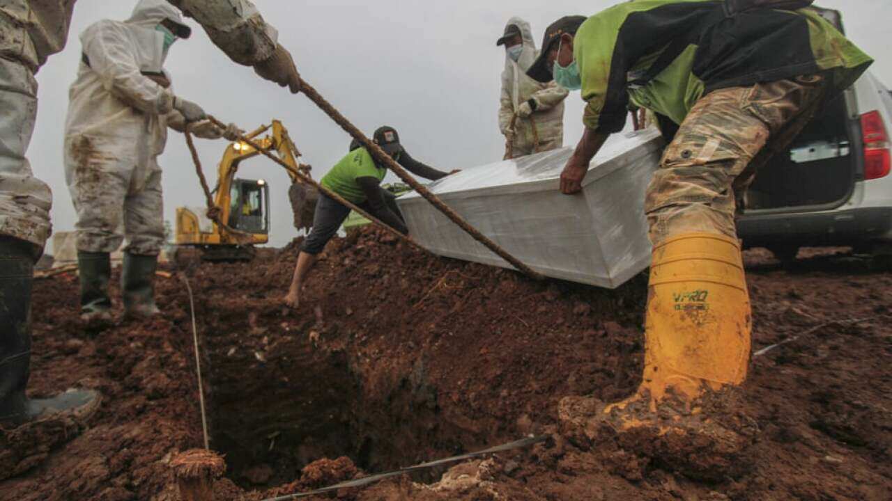 COVID-19 deaths - burying victims