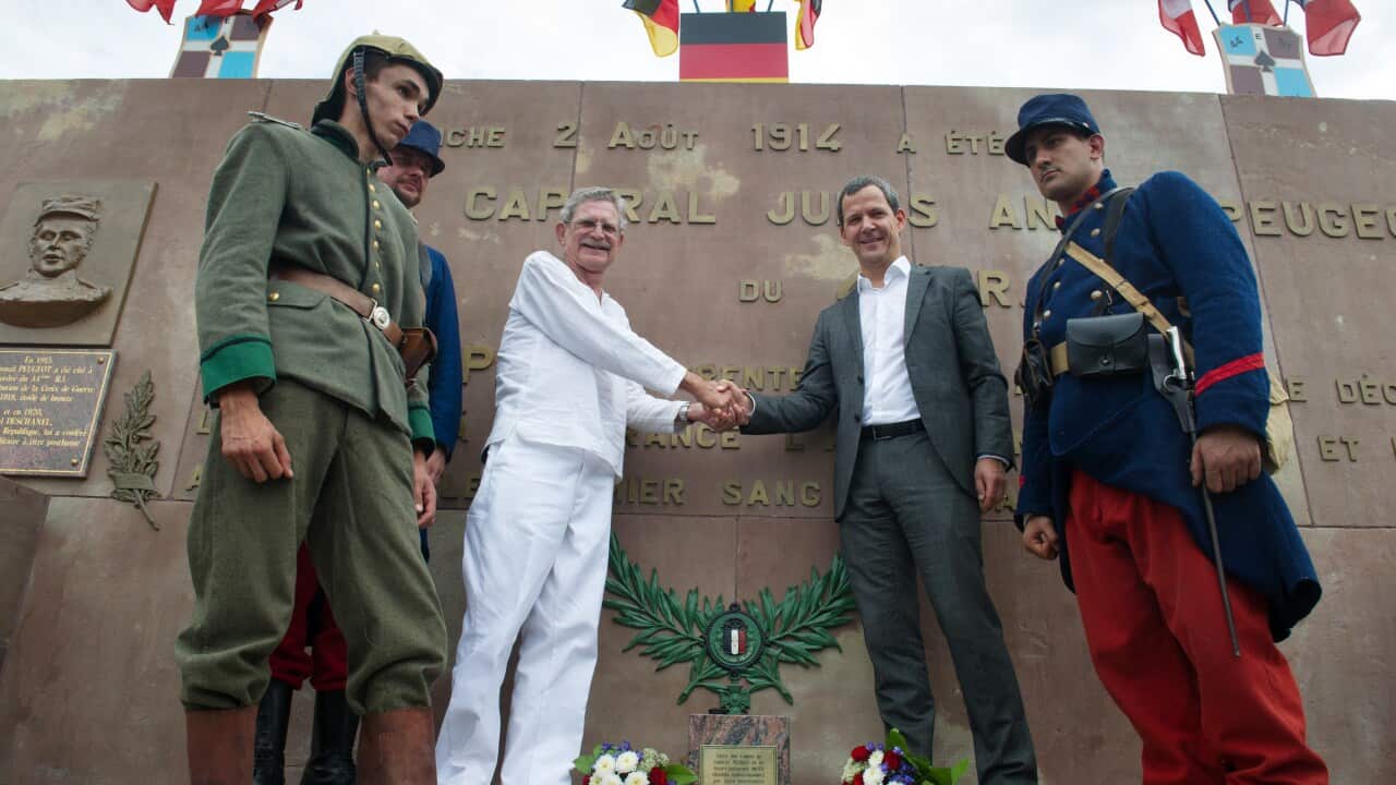 Descendents of the French Caporal Peugeot, Serge Curtit (3rd left) and of the German Lieutenant Mayer, Damien Frey (2nd right) shake hands