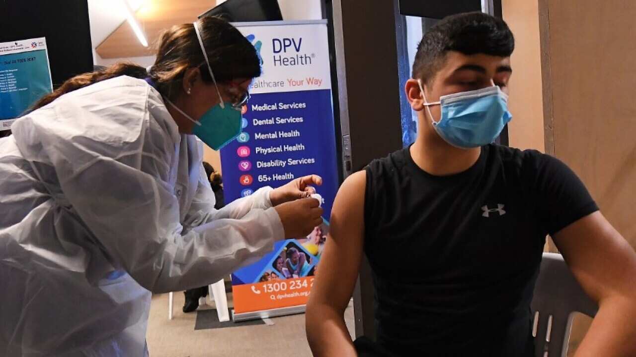 Melbourne'deki bir pop-up Covid19 aşı kliniğinde, bir Covid19 aşısı uygulanırken.