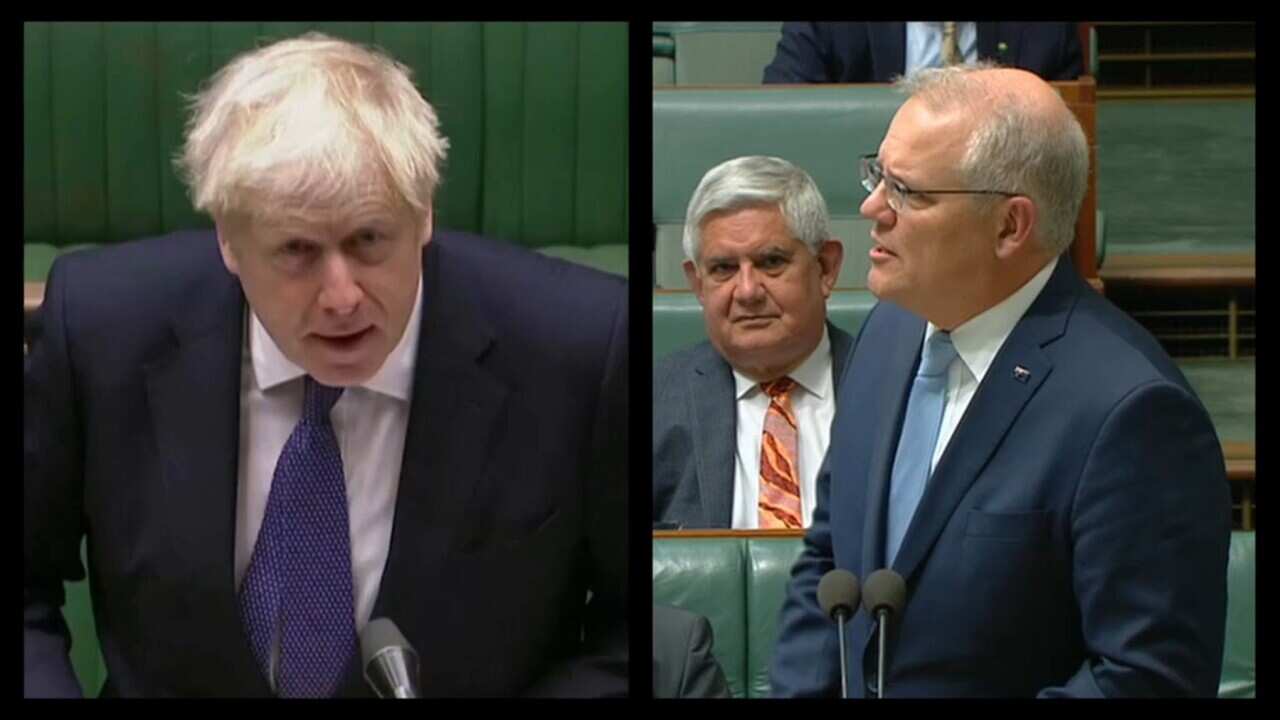 Boris Johnson (L) and Scott Morrison have had a telephone meeting on climate issues