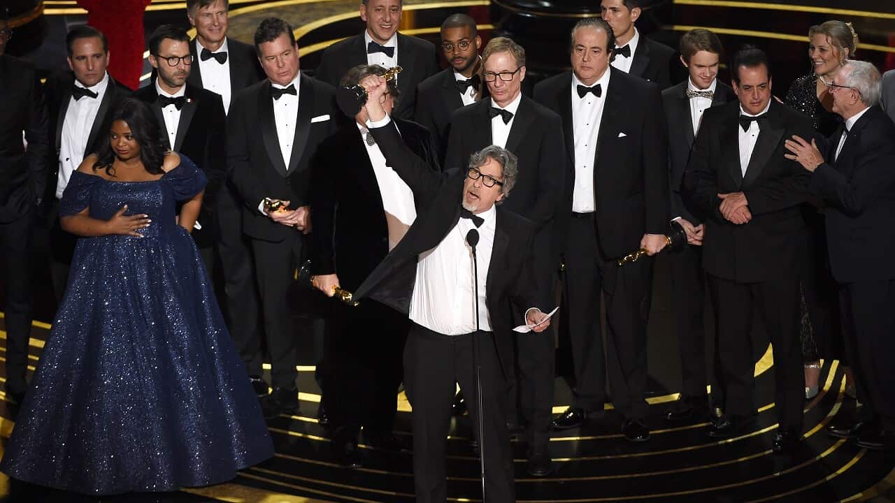 Peter Farrelly and the cast and crew of Green Book accept the award for best picture.