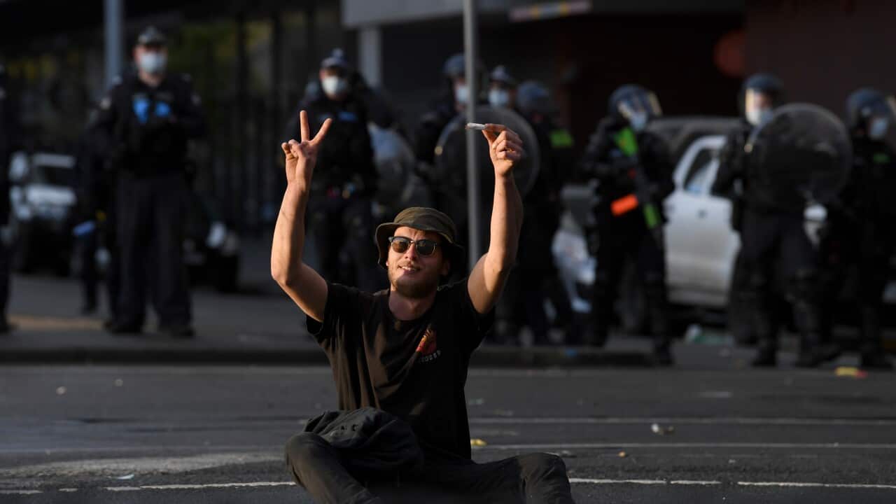 L'immagine di un manifestante sceso in strada a Melbourne nei giorni scorsi