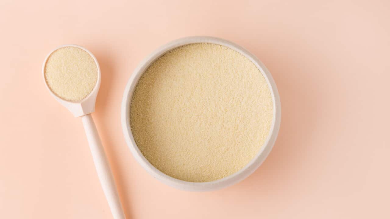 Collagen powder in jar and measure spoon.