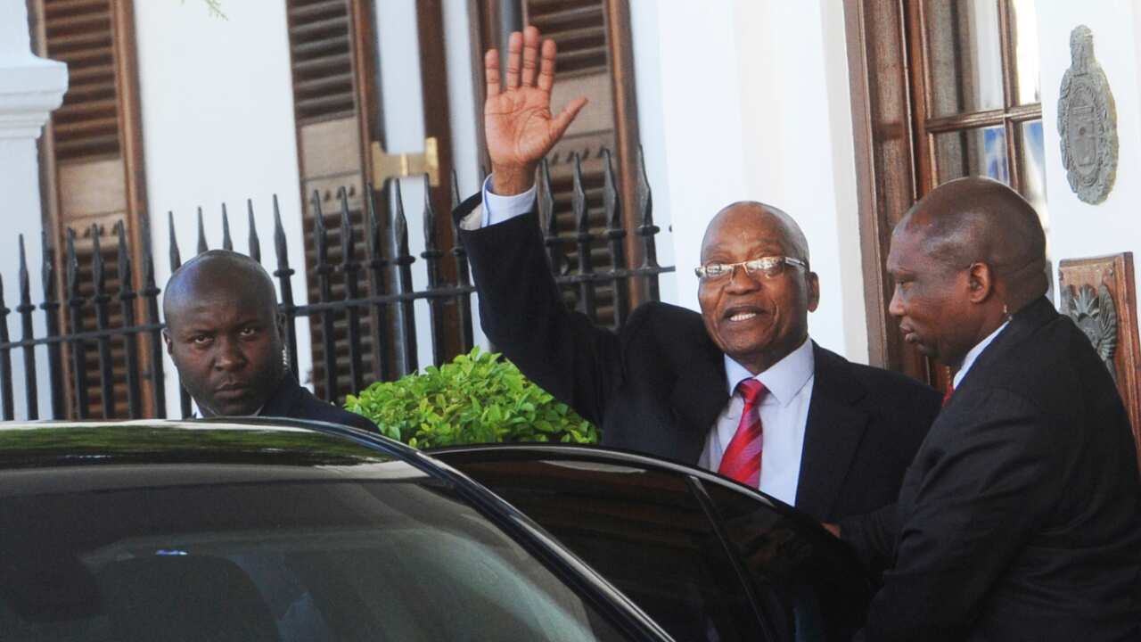 Rais wa zamani wa Afrika Kusini Jacob Zuma, akiondoka katika bunge la taifa mjini, Cape Town Jumanne.