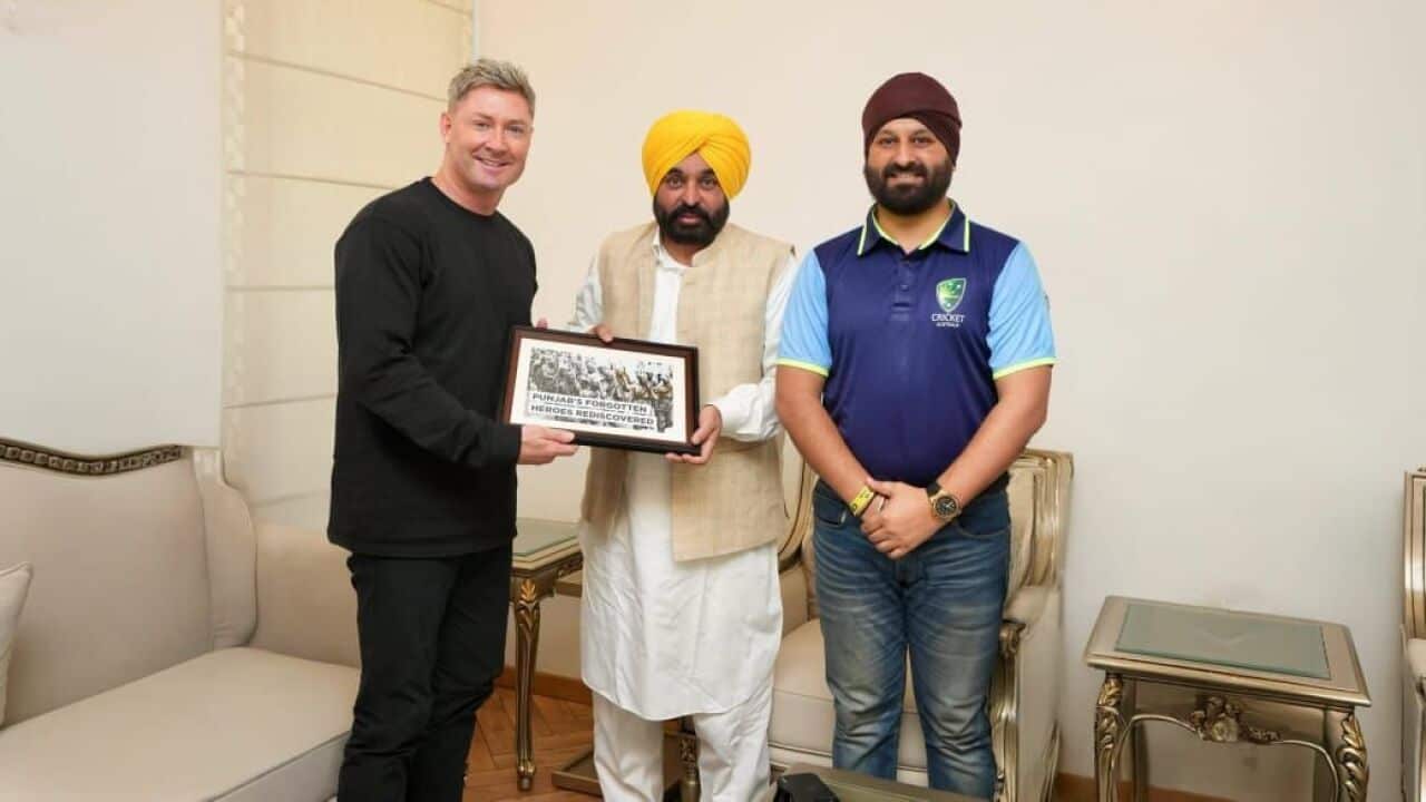 Manu singh with CM.jpg