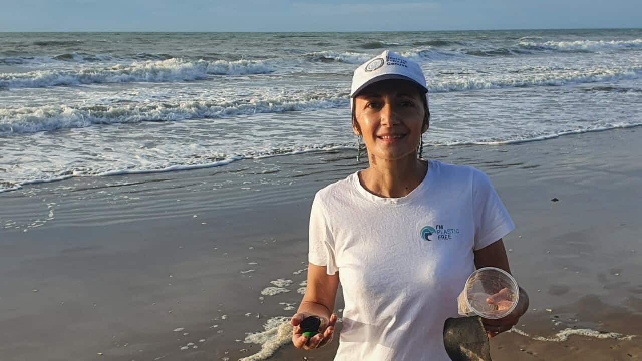 Simona Paganetto raccoglie rifiuti di plastica sulle Whitsundays, arcipelago del Queensland.