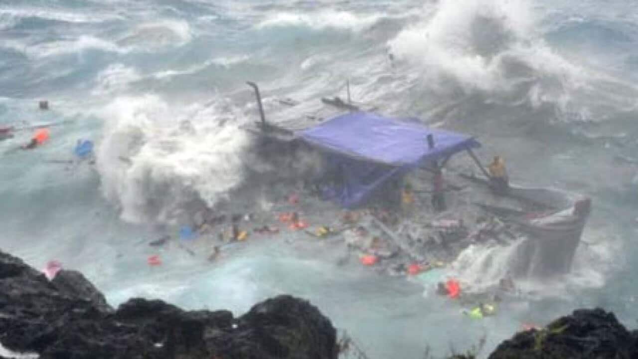 boat_capsizes_L_101215_westaustralian_1701585550