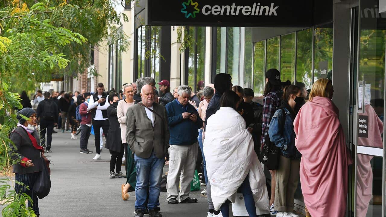 Mamia yawatu wapiga foleni nje ya ofisi ya Centrelink.