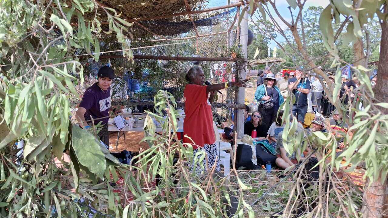 Yolngu Elder Mayatili Marika shares bush medicine knowledge with medical students from Flinders University_credit_Flinders NT_Facebook.jpg