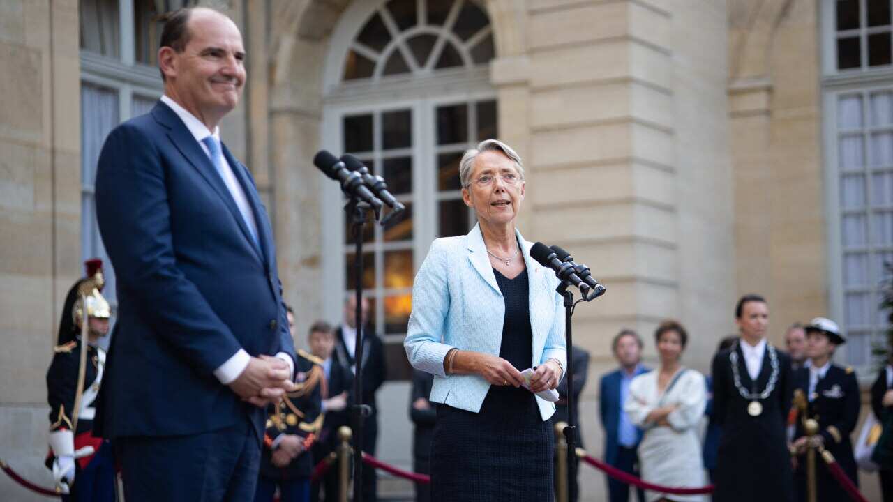 Le Premier ministre français sortant Jean Castex et la Première ministre nouvellement nommée Élisabeth Borne.