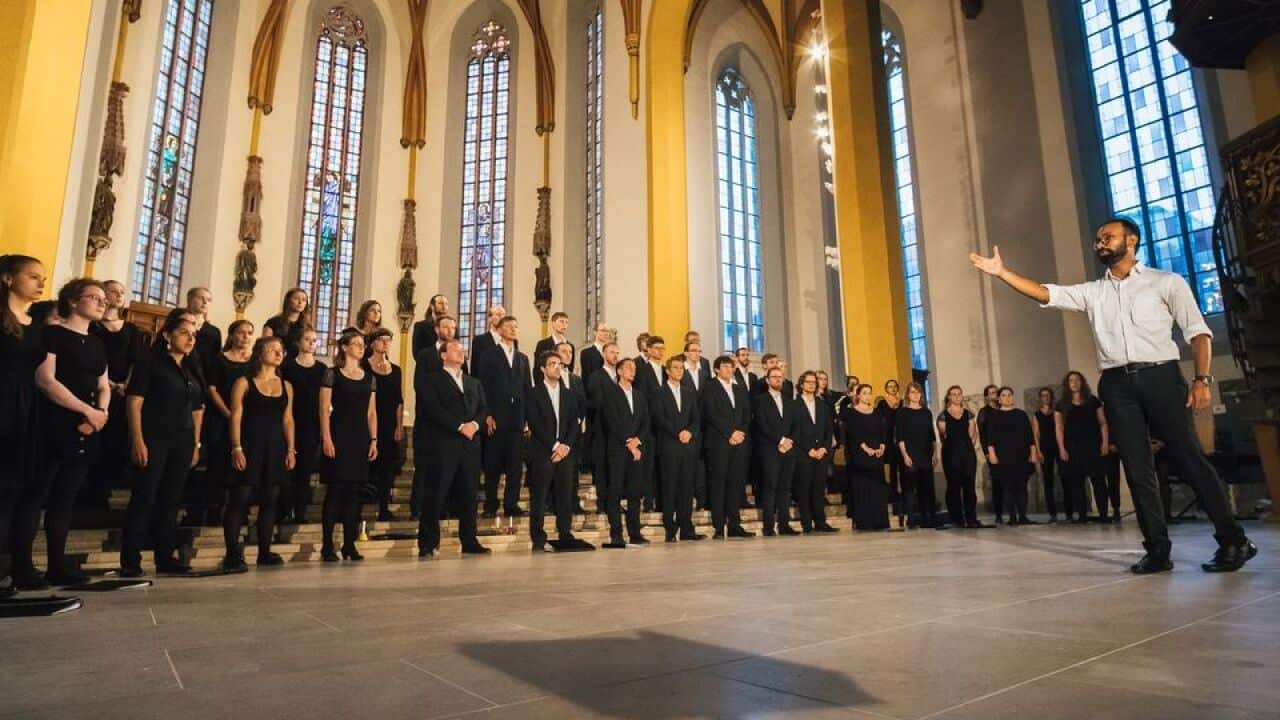 'Sapna Vinani Rat and Kasumbi No Rang' performed by Hardik Chauhan with German choir group Collegium Vocale - Studierendenchor der FSU in Jena, Germany.