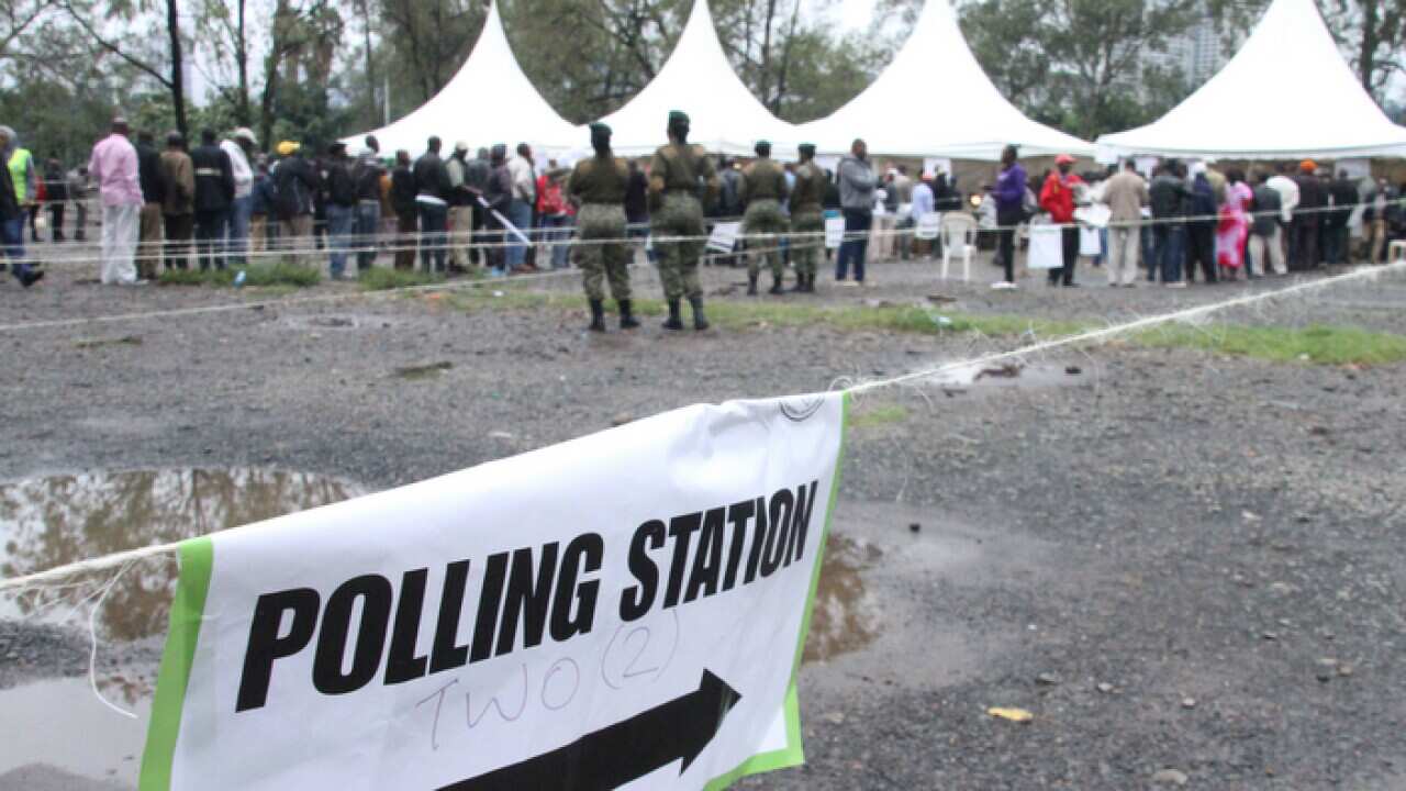 Wakenya waelekea debeni