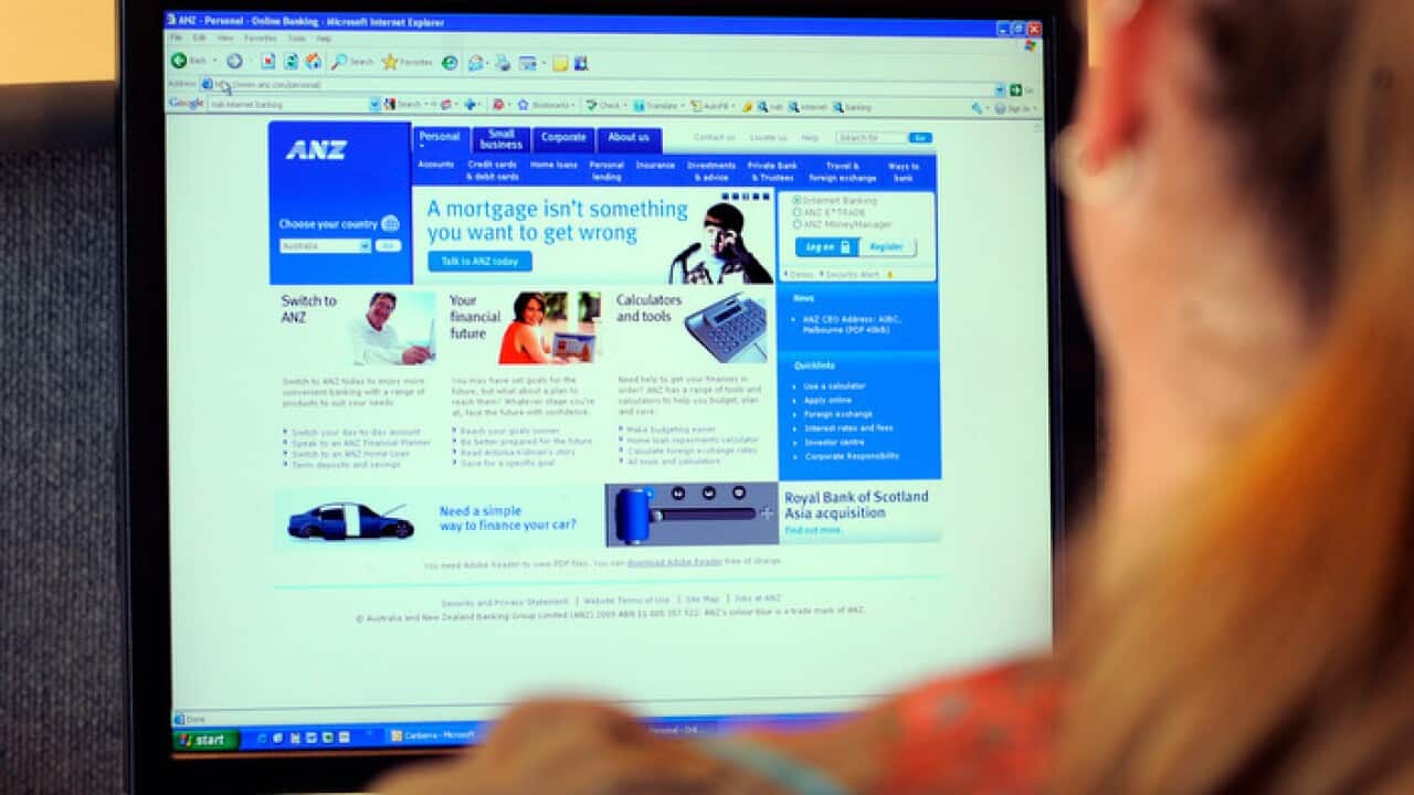 A customer uses the ANZ bank website in Canberra, Tuesday, Sept. 15, 2009. (AAP Image/Alan Porritt) NO ARCHIVING