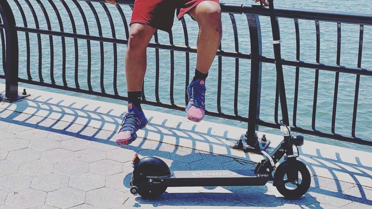 Umugabo yicaye hejuru afise indidiri yiwe ikoreshwa umuyaga nkuba.