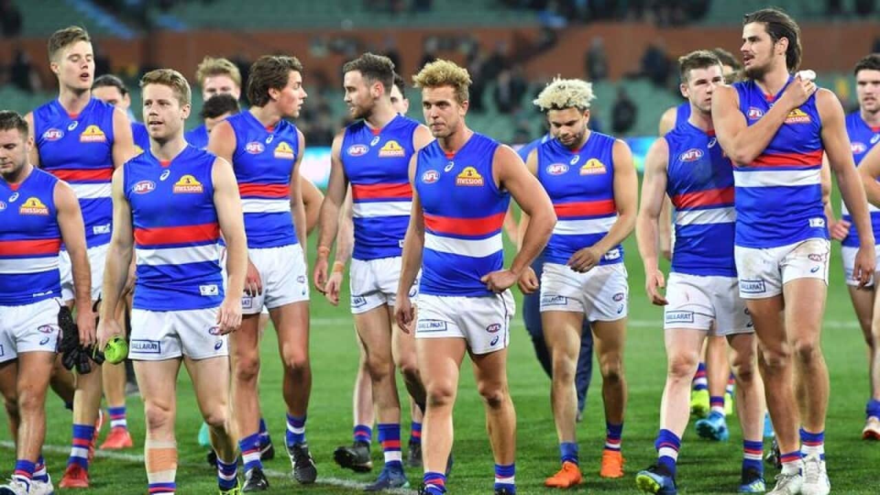 A dejected Western Bulldogs side.