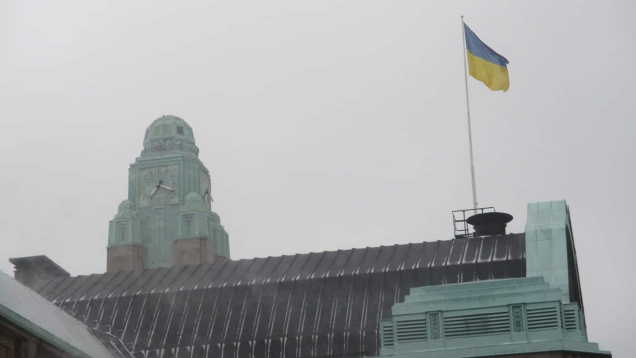Ukrainan lippu Helsingin rautatieasemalla