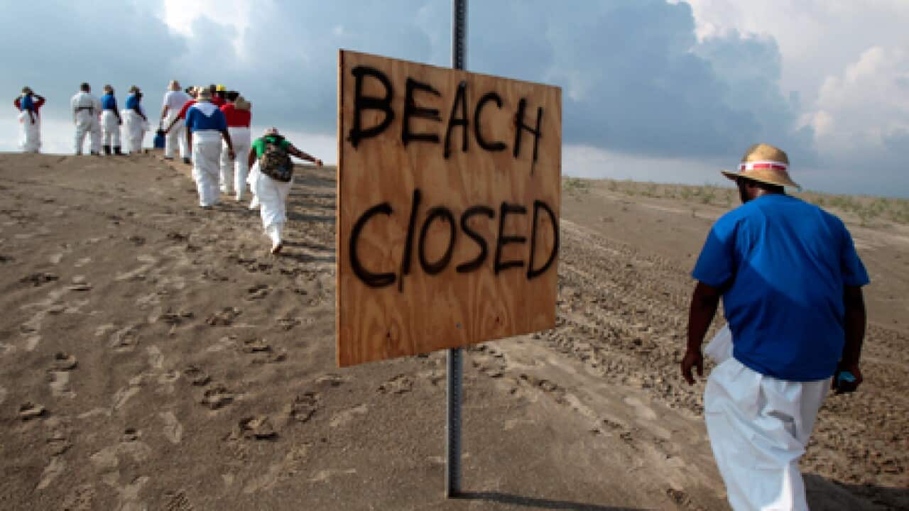 oil_spill_beach_closed_100601_ap_30333293