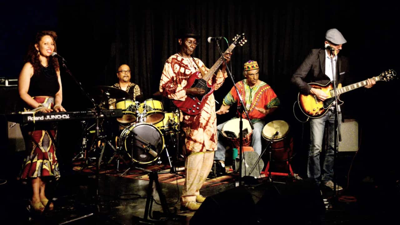 Le musicien Moussa Diakite en concert à Sydney lors des célébrations du Bastille Day