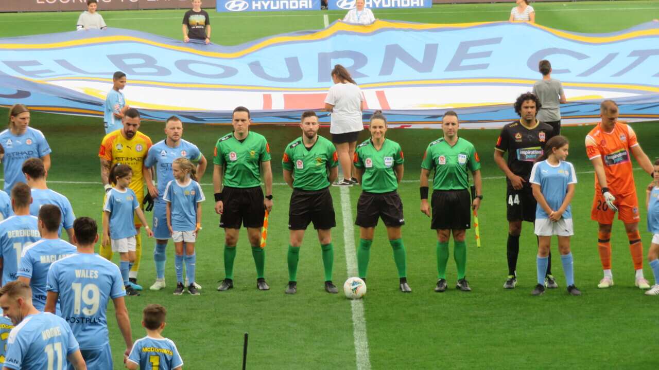 La referee Kate Jacewicz junto al resto del equipo arbitral y los jugadores del Melbourne City y Newcastle Jets.