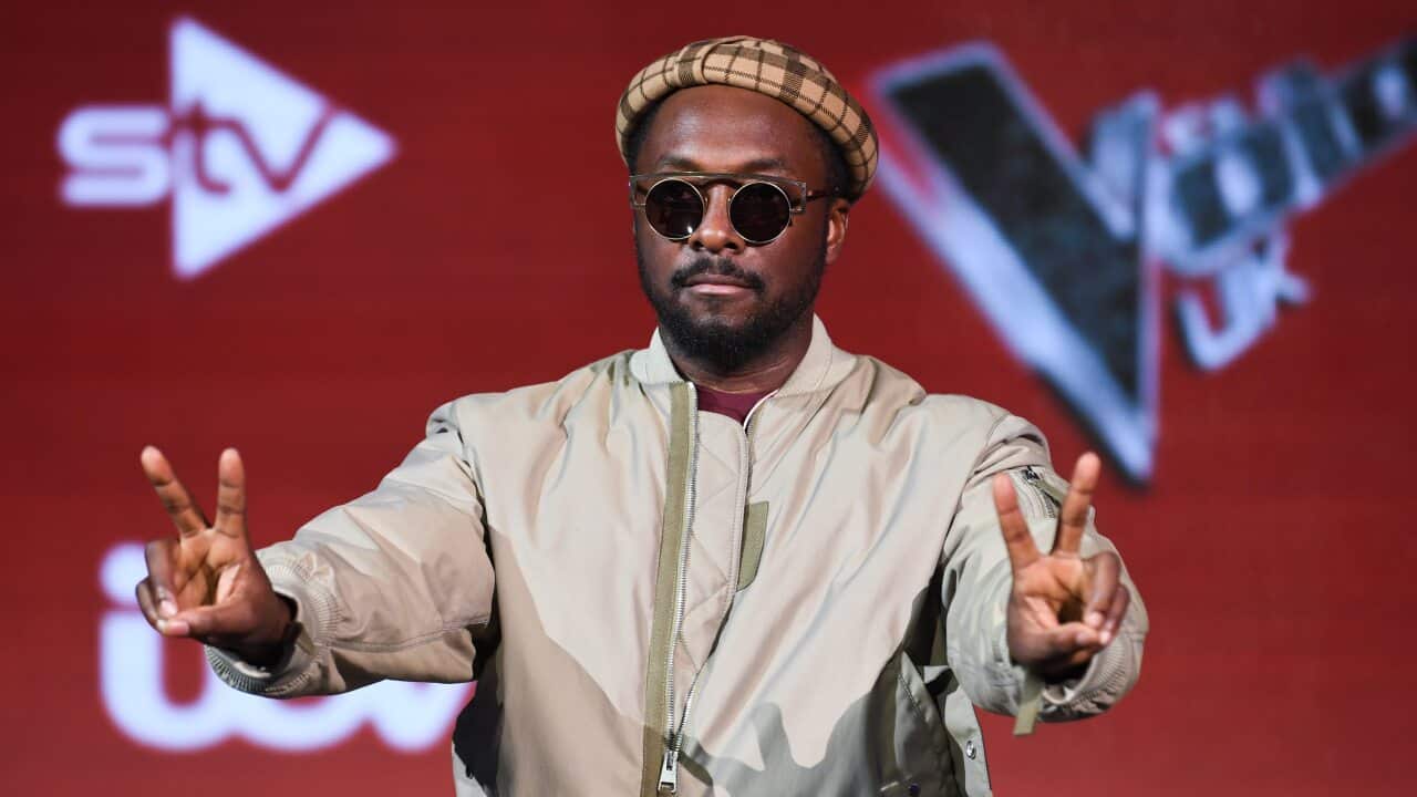 US star will.i.am has accused a Qantas flight attendant of being "racist" during a flight from Brisbane to Sydney. He was met by police at Sydney.