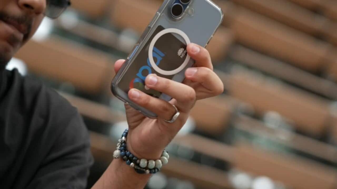 Police are warning international students returning home to be aware of scammers seeking access to bank accounts_SBS.jpg