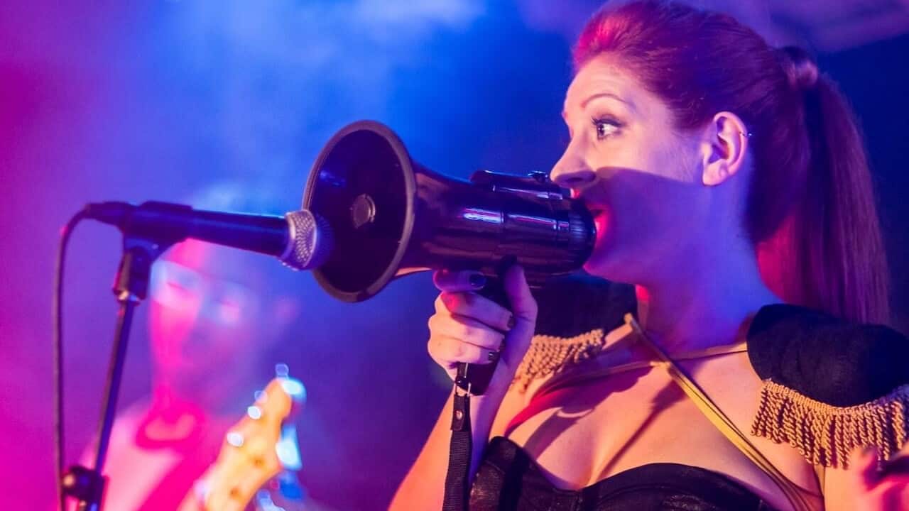 Selin Akbaşoğulları grubu Napoleonic ile bir konser sırasında