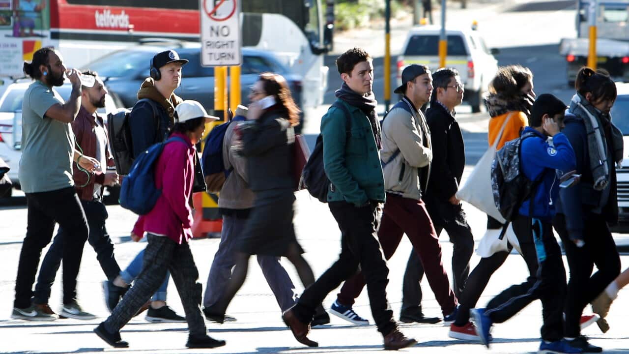 City commuters are seen in Sydney, June 14, 2018. (AAP Image/Paul Braven)