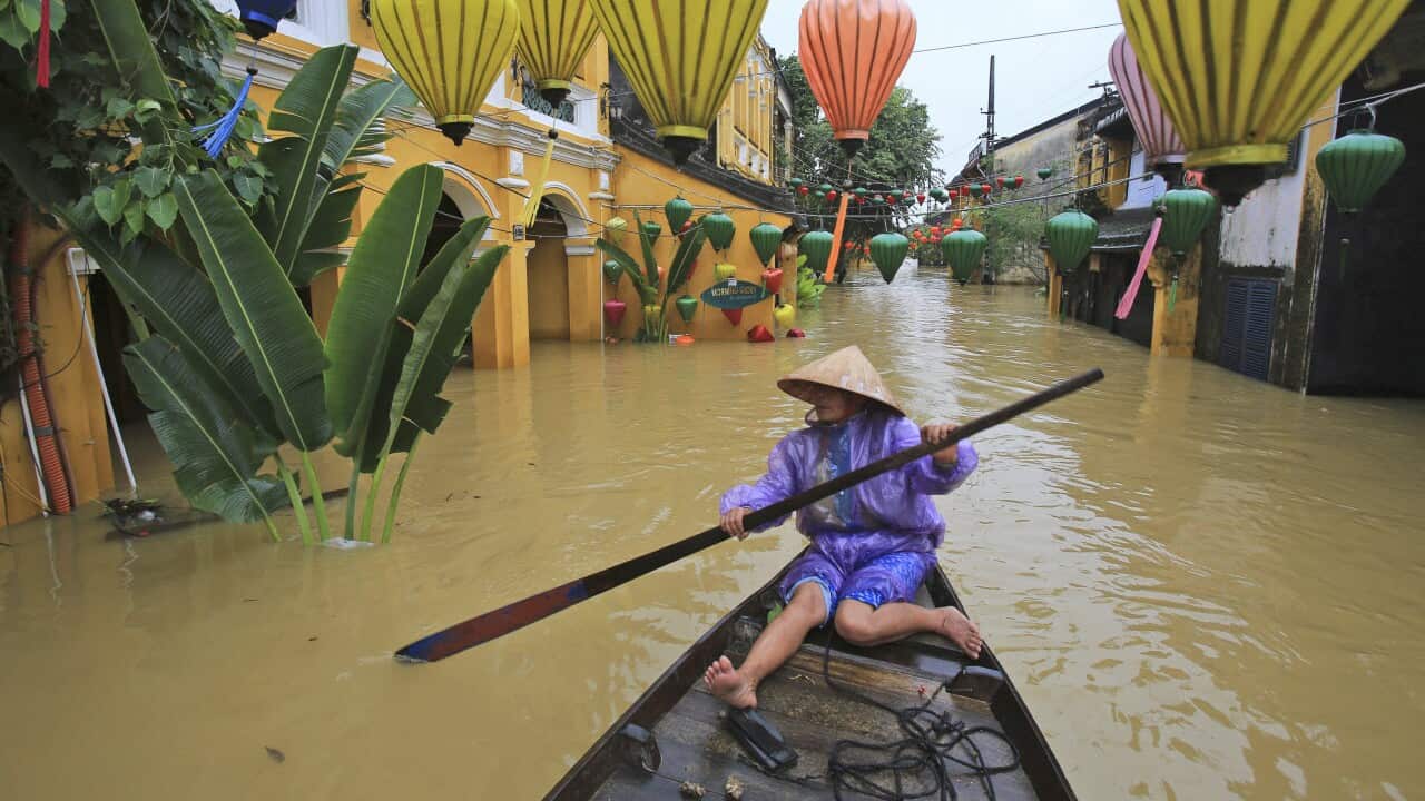  Nguyen Thi Vui paddles her boat in the flooded streets of Hoi An, Vietnam, Monday, Nov. 6, 2017.