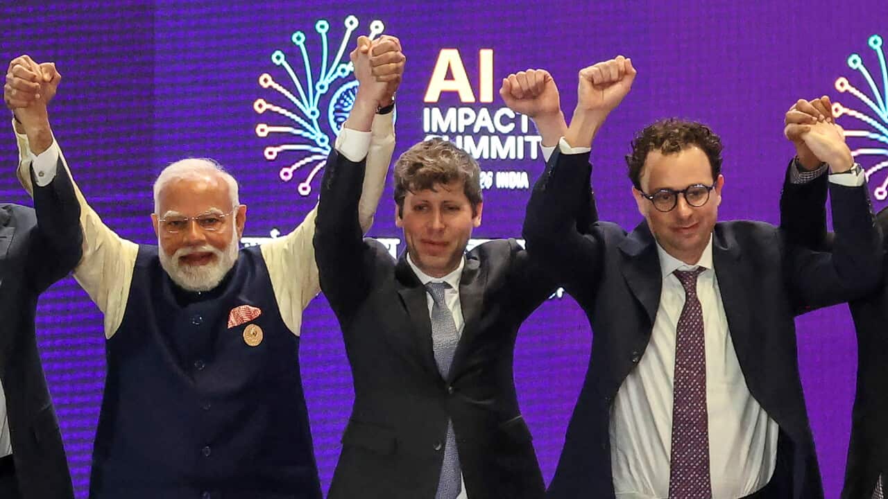 Il primo ministro indiano Narendra Modi (a sinistra) con i vertici di alcune aziende del settore dell’intelligenza artificiale, tra cui il CEO di OpenAI Sam Altman (al centro) e il CEO di Anthropic Dario Amodei (a destra), in occasione dell’AI Impact Summit a Nuova Deli.