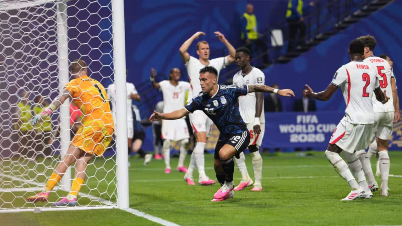 Lautaro Martinez celebra dopo aver segnato di testa il goal della rimonta contro l'Inghilterra.