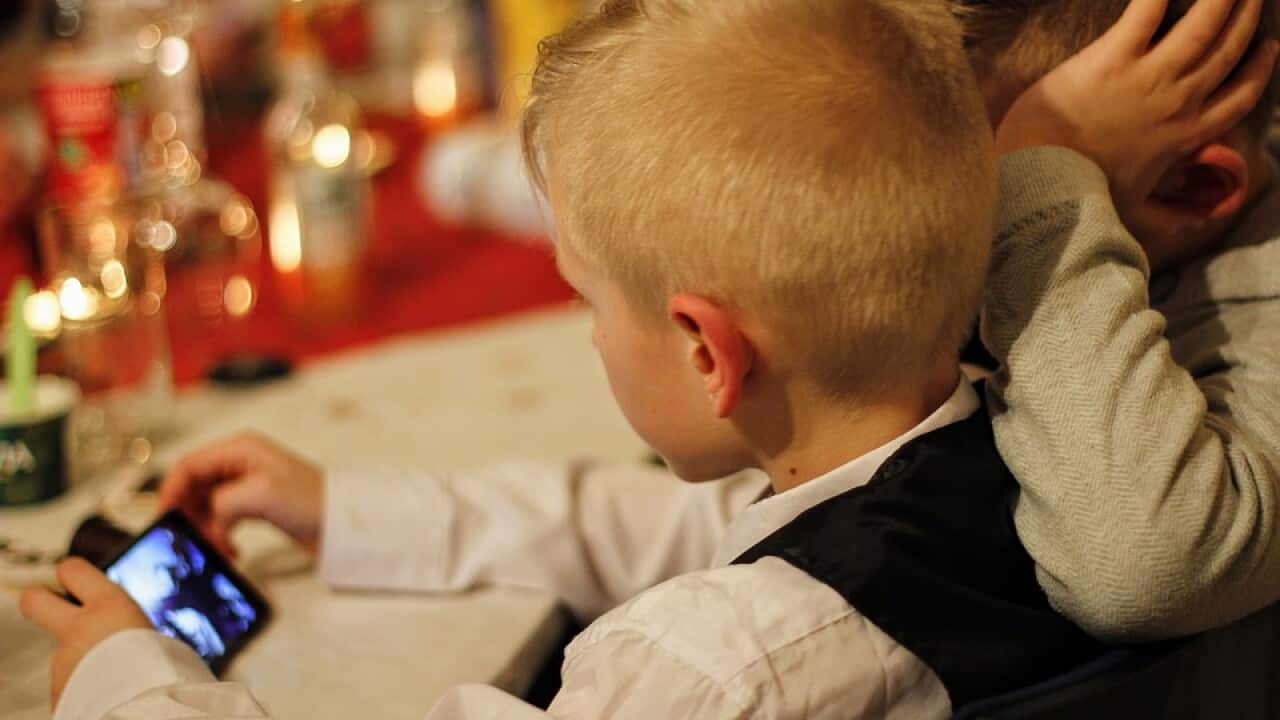 Children on smartphone