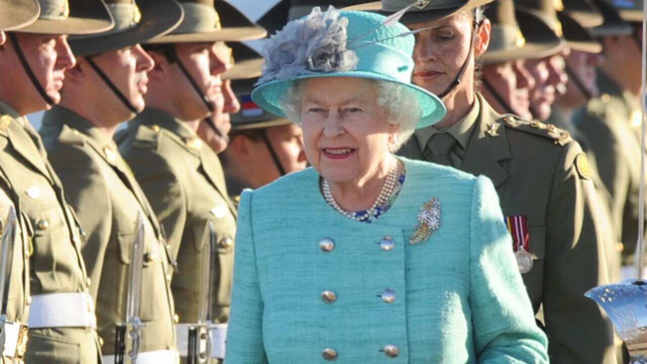 queen_visit_arrival_b_111019_aap_493563967